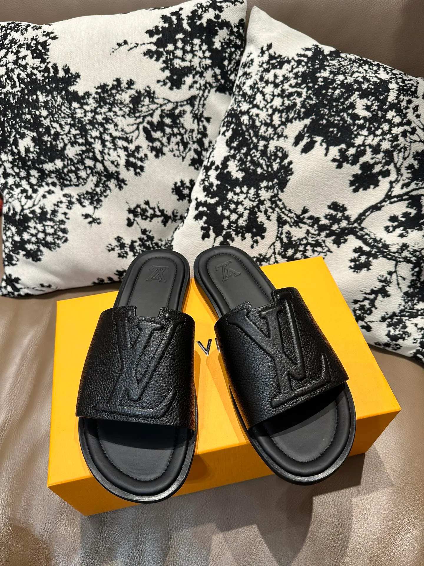 Men's shoes💰360💰 New LV slippers hot sale🩴 Full cowhide surface, cowhide lining, cowhide feet, size 36-46